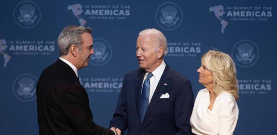 El presidente Luis Abinader saluda al presidente Joe Biden en la apertura de la Cumbre
de Las Américas. A su lado, Jill Biden, esposa del mandatario norteamericano. AFP