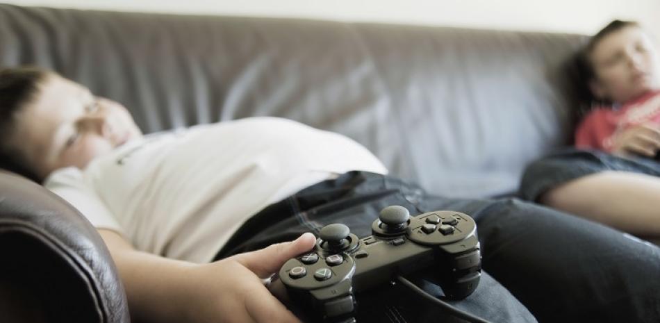 En ocasiones, los aficionados a los videojuegos dejan de realizar actividades físicas y esto conlleva a la obesidad y el sedentarismo. ISTOCK