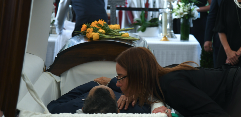 Esposa de Orlando Jorge Mera lo besa en la frente. Foto JOSÉ A. MALDONADO/LISTÍN DIARIO