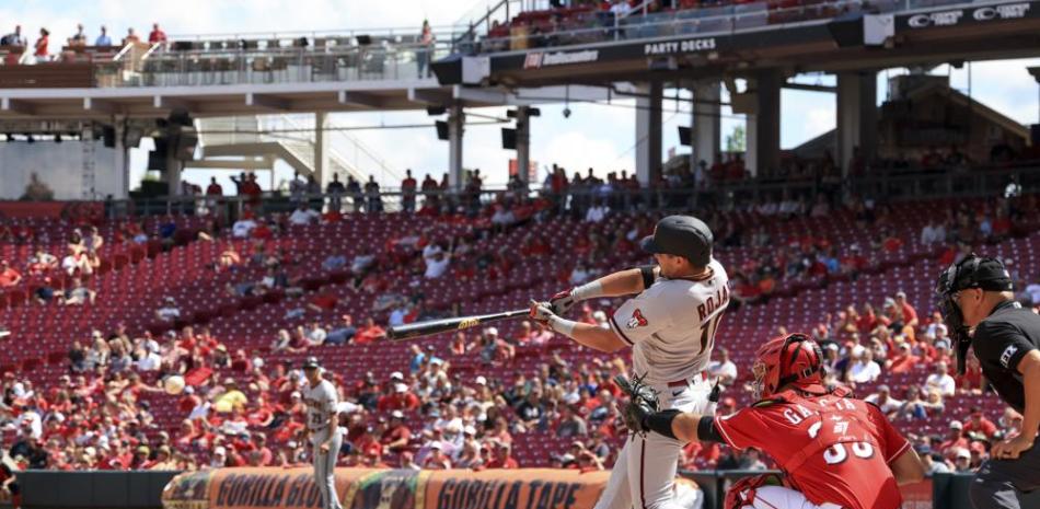 Josh Rojas, de los Diamondbacks de Arizona, conecta un sencillo de dos carreras en la novena frente a los Rojos de Cincinnati.