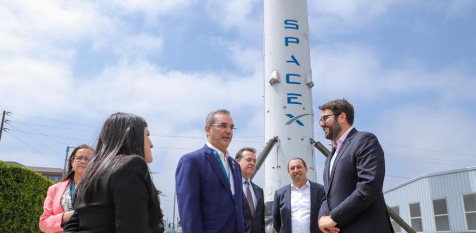 Abinader con dirigentes de SpaceX. / Foto: Prensa Presidencia