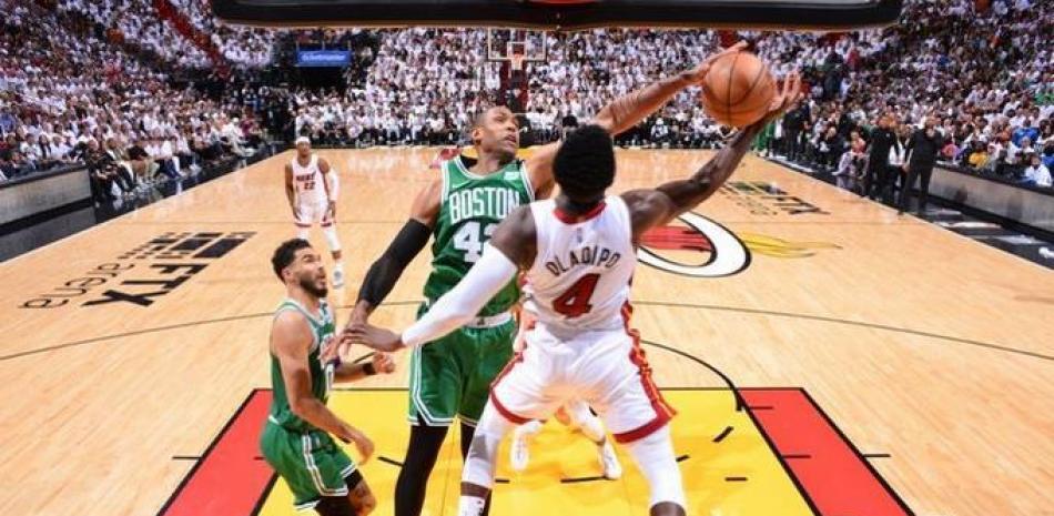 Al Horford trata de bloquear un disparo de Víctor Oladipo en el choque que ganaron los Celtics al Heat de Miami.