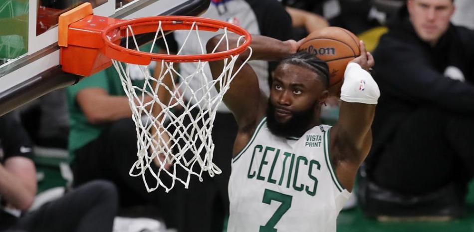 Jaylen Brown, de los Celtics, se eleva en busca de un donqueo durante el tercer partido de la serie final de la NBA.