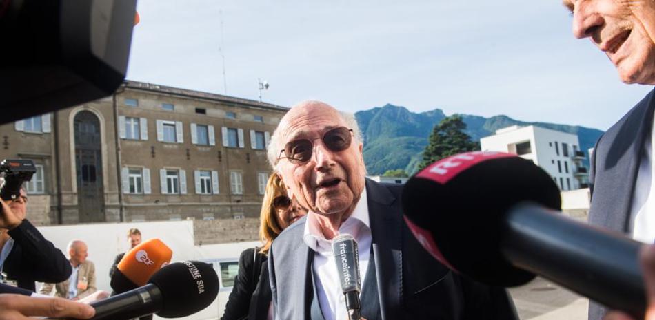 El expresidente de la FIFA Joseph Blatter habla con la prensa al salir del tribunal federal en Bellinzona, Suiza.