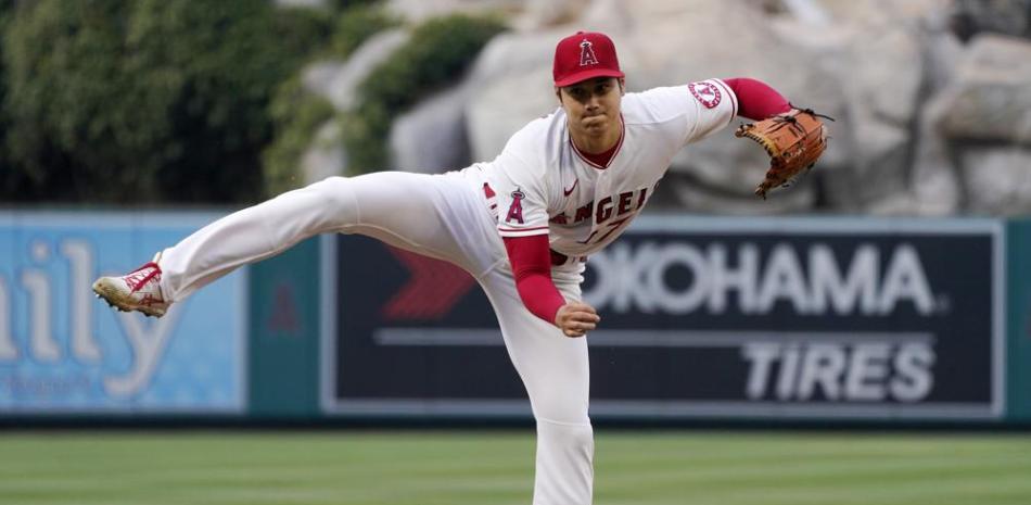 El abridor de los Angelinos de Los Ángeles, Shohei Ohtani, lanza en el segundo inning del juego de la MLB que enfrentó a su equipo con los Medias Rojas de Boston.