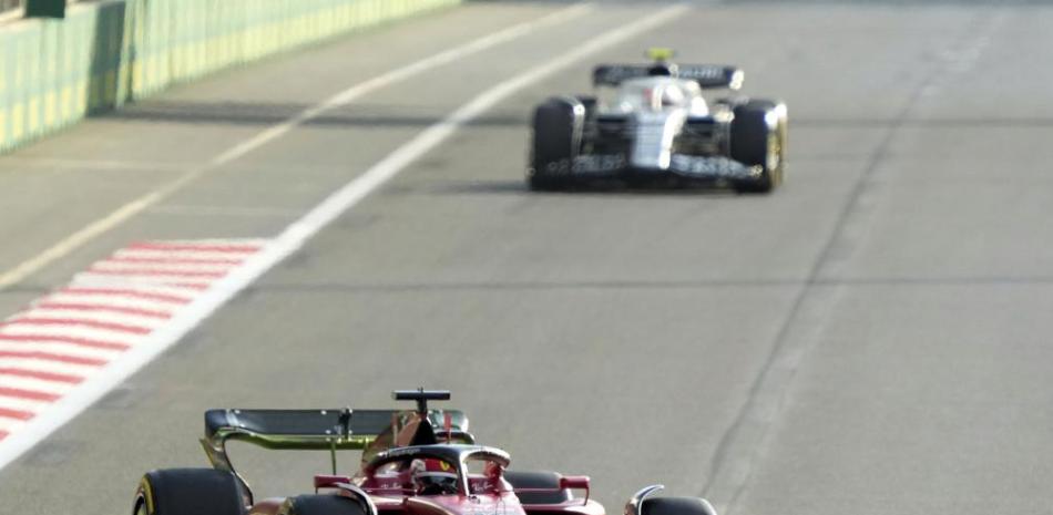 El piloto Charles Leclerc, de Ferrari, conduce en la segunda sesión de práctica para el GP de Azerbaiyán de la Fórmula Uno, en el circuito callejero de Bakú.