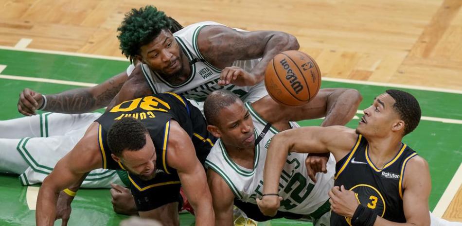 Al Horford y Marcus Smart de los Celtics pelean por un balón suelto ante Jordan Poole y Stephen Curry de los Warriors de Golden State en el juego 3 de las Finales.