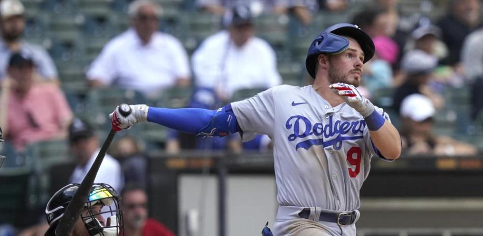 Gavin Lux, de los Dodgers de Los Ángeles, dispara un doble productor contra los Medias Blancas de Chicago, en el noveno inning del partido en Chicago.