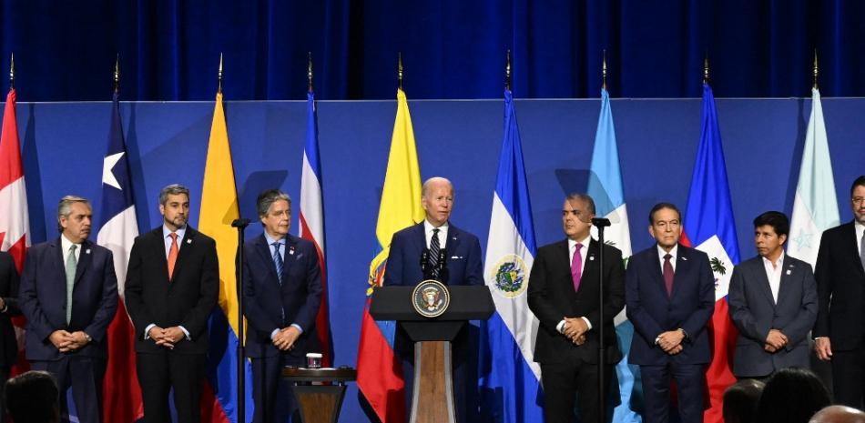 El presidente de los Estados Unidos, Joe Biden, habla junto a los jefes de delegación para adoptar una declaración migratoria durante la 9.ª Cumbre de las Américas en Los Ángeles, California, el 10 de junio de 2022. JIM WATSON / AFP