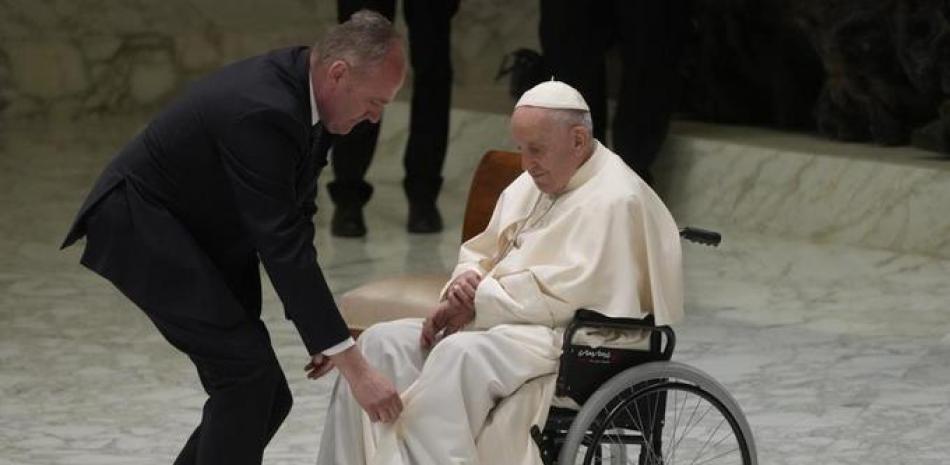 El Vaticano no ha informado oficialmente sobre qué tipo de problema tiene el pontífice, aunque algunas fuentes indicaron a la AFP que padece de una artritis crónica. Foto de archivo