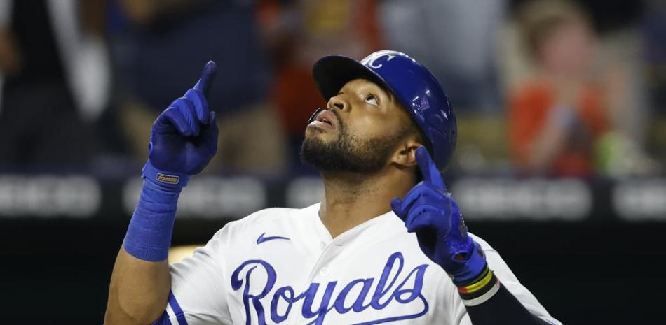 Carlos Santana, de los Reales, reacciona mientras recorre las bases luego de pegar un jonrón de dos carreras en el quinto inning del partido frente a los Orioles.