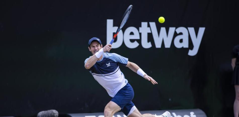 El escocés Andy Murray regresa un tiro del griego Stefanos Tsitsipas en duelo de cuartos de final del Abierto de Stuttgart, Alemania.
