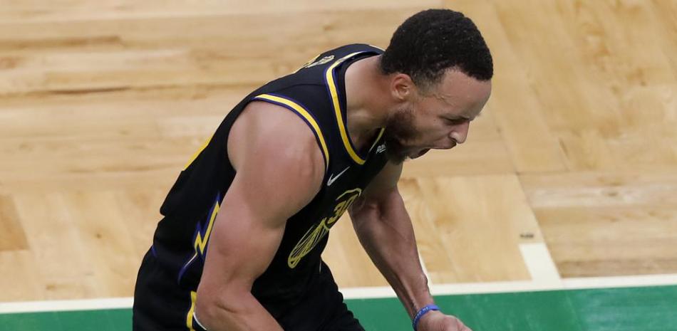 Stephen Curry, base de los Warriors de Golden State, festeja durante el cuarto partido de las Finales de la NBA ante los Celtics de Boston, el viernes 10 de junio de 2022.