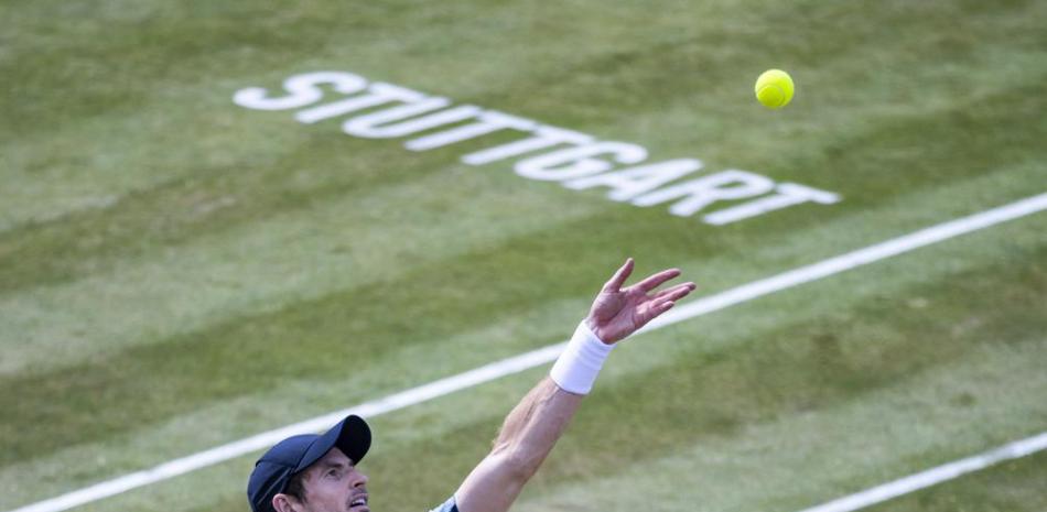 El británico Andy Murray saca contra el australiano Nick Kyrgios durante las semifinales del Abierto de Stuttgart, Alemania, sábado 11 de junio de 2022.