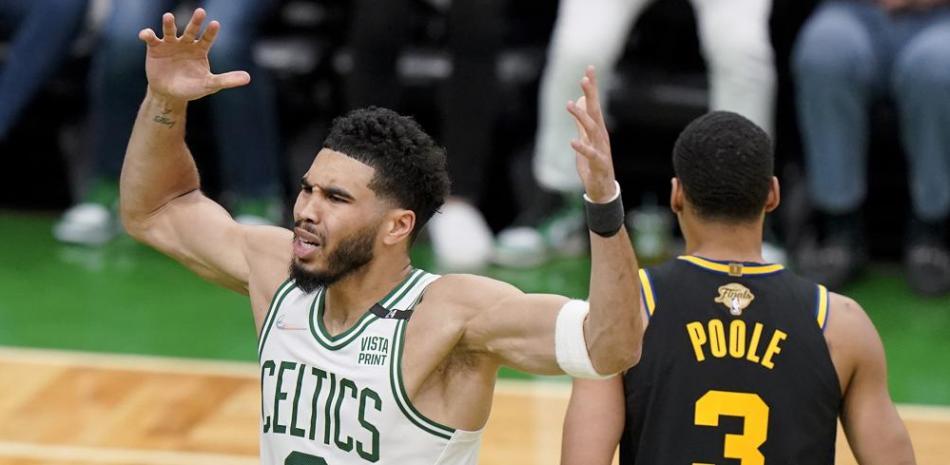 Jayson Tatum, de los Celtics de Boston, reacciona en el cuarto partido de las Finales de la NBA, ante los Warriors de Golden State, el viernes 10 de junio de 2022.