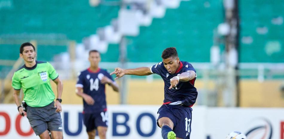 Nowend Lorenzo, de República Dominicana, anota el gol de su equipo en el partido frente a Guatemala en la Liga de Naciones.