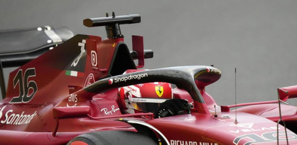 Charles Leclerc, con Ferrari, en la sesión de clasificación para el Gran Premio de Azerbaiyán de la Fórmula Uno, sábado 11 de junio de 2022. El monegasco ganó la pole, seguido por el mexicano Sergio "Checo" Pèrez con Red Bull. La carrera se correrá el domingo.