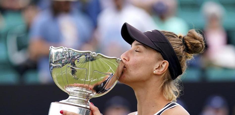 Beatriz Haddad Maia besa el trofeo de campeona tras derrotar a Alison Riske en la final del torneo de la WTA en Nottingham, Inglaterra.( AP)