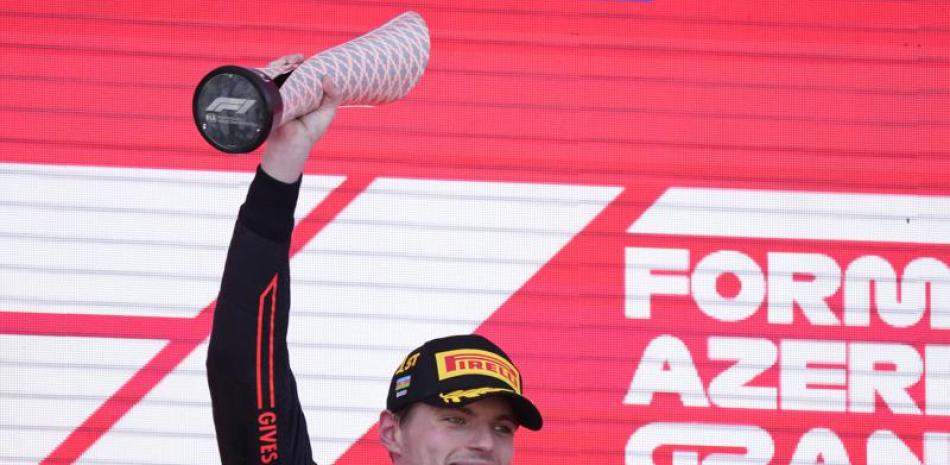 Max Verstappen alargó su ventaja de líder del campeonato de la  F1 al vencer este domingo en el GP de Azerbaiyán tras un abandono prematuro de Charles Leclerc. (AP)