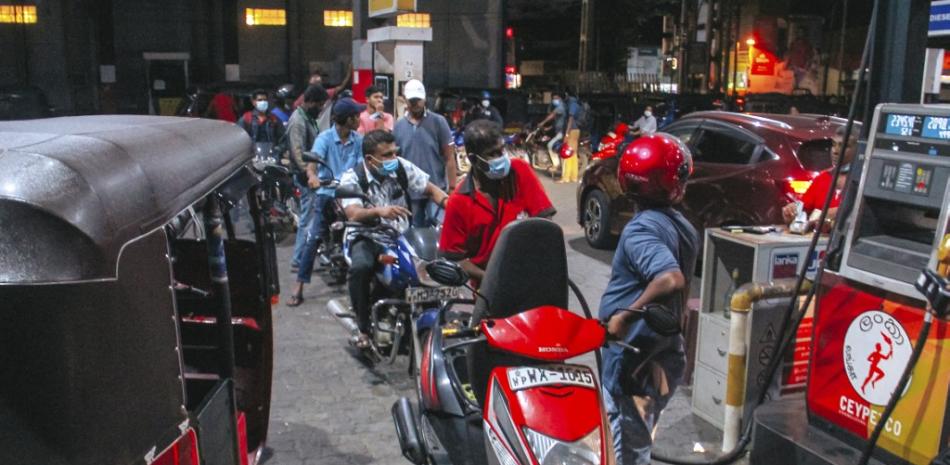 Los automovilistas hacen cola para comprar combustible en la estación de combustible de Ceylon Petroleum Corporation en Colombo el 13 de junio de 2022.

Foto: AFP