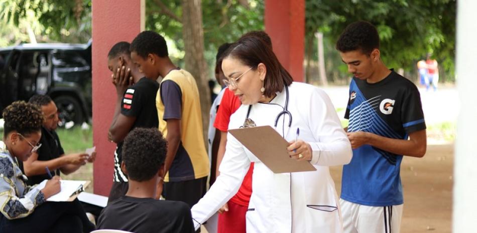 Una de las doctoras que integran el equipo médico mientras evaluaba a varios jóvenes que buscan participar en la justa.