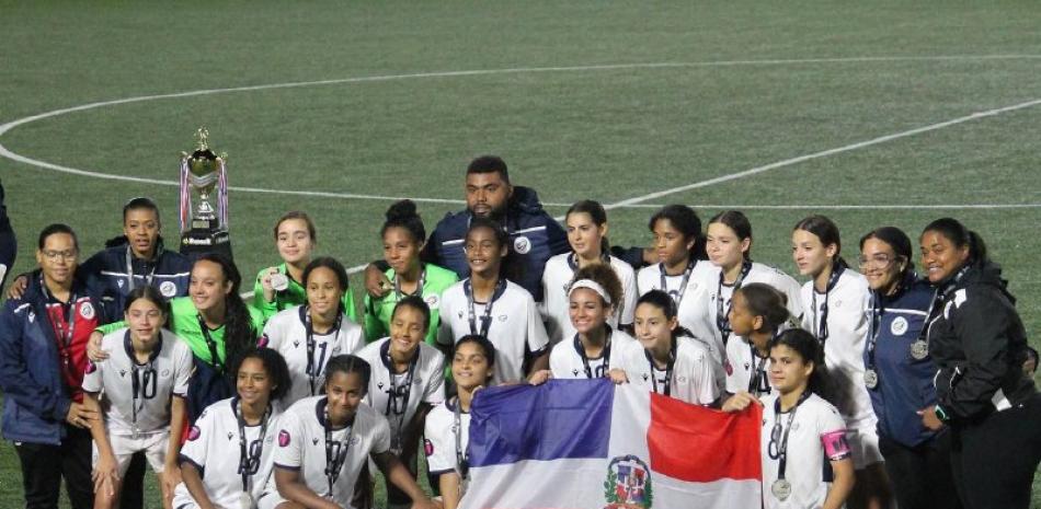 Integrantes del equipo dominicano Sub-15 femenino que quedó subcampeón en Costa Rica.