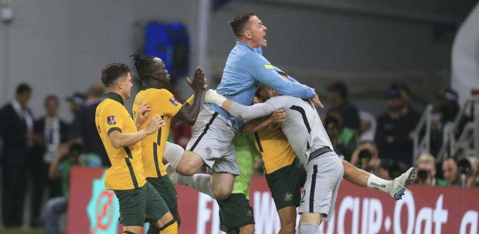 Los jugadores de Australia festejan la victoria 5-4 sobre Perú por penales en el repechaje intercontinental por una plaza a la Copa Mundial, en Al Rayyan, Qatar.