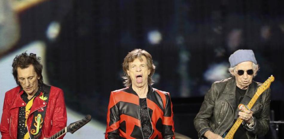 Ronnie Wood, izquierda, Mick Jagger, centro, y Keith Richards, de los Rolling Stones en el estadio Anfield en Liverpool, Inglaterra durante un concierto de su gira "Sixty" el 9 de junio de 2022. (Foto AP/Scott Heppell, archivo).