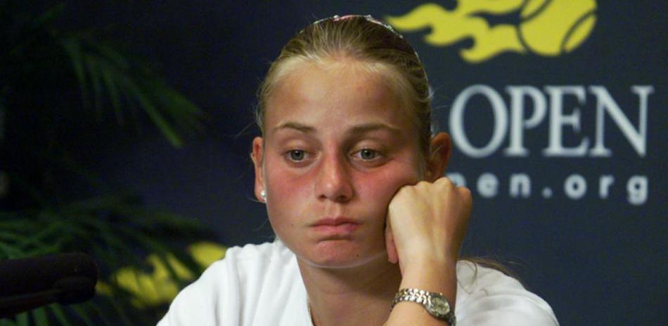 La foto del 31 de agosto del 2000 muestra a la australiana Jelena Dokic en conferencia de prensa en el Abierto de Estados Unidos.