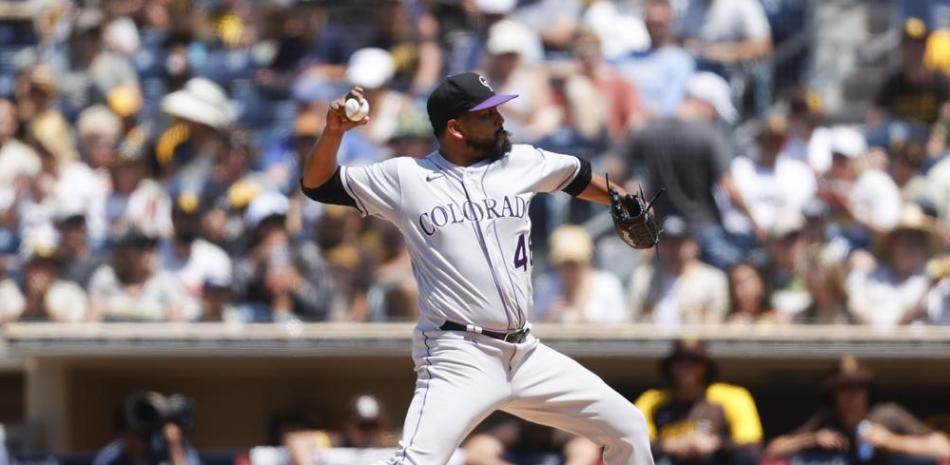 El derecho venezolano Germán Márquez lanza por los Rockies de Colorado ante los Padres de San Diego en el cuarto inning del duelo del domingo en San Diego.