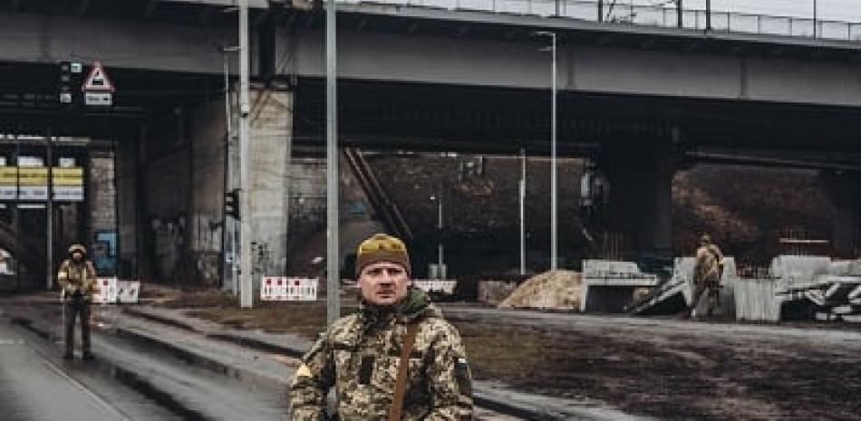 Un miliciano ucraniano controla una carretera, a 2 de marzo de 2022, en Kiev (Ucrania).