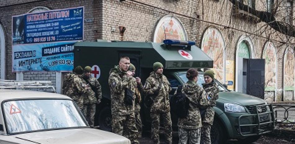 Soldados del ejército ucraniano, a 23 de febrero de 2022, en Chasiv Yar, Oblast de Donetsk (Ucrania).. Europa press.