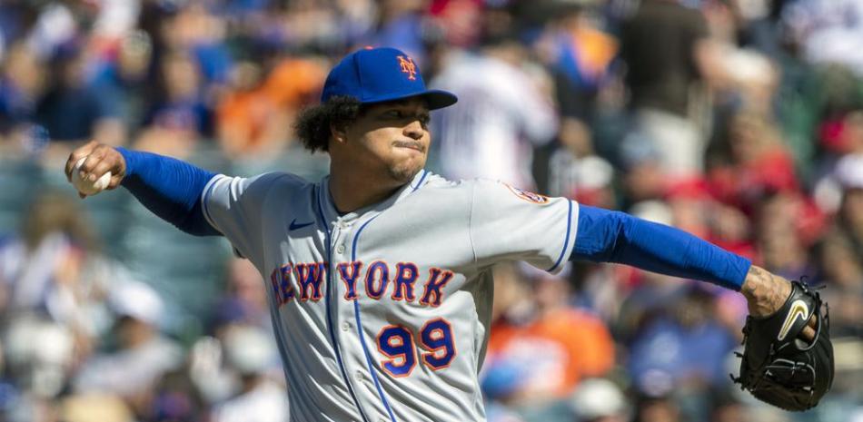 El abridor Taijuan Walker, de los Mets de Nueva York, lanza en el primer episodio del partido frente a los Angelinos de Los Ángeles.