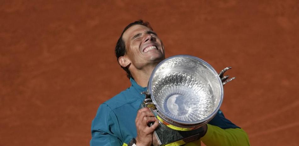 Rafael Nadal alza el trofeo de campeón del Abiero de Francia tras derrotar a Casper Ruud en la final.