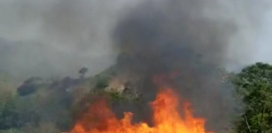 Las llamas consumen casuchas donde vivían haitianos