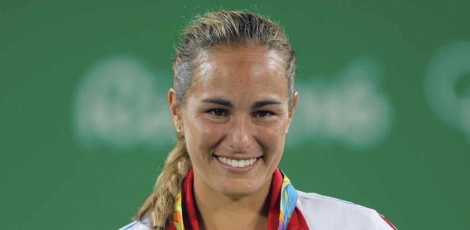 La puertorriqueña Mónica Puig posa con su medalla olímpica de oro en los Juegos de Río de Janeiro.