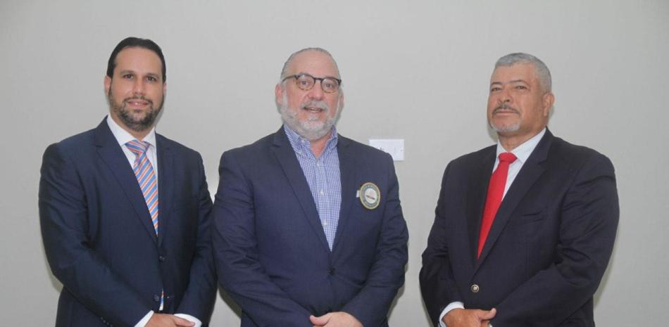 Desde la izquierda Pedro Báez, de Banreservas, junto a Carlos Elmúdesi y Luis José Placeres, presidente y director de Fedogolf, respectivamente.