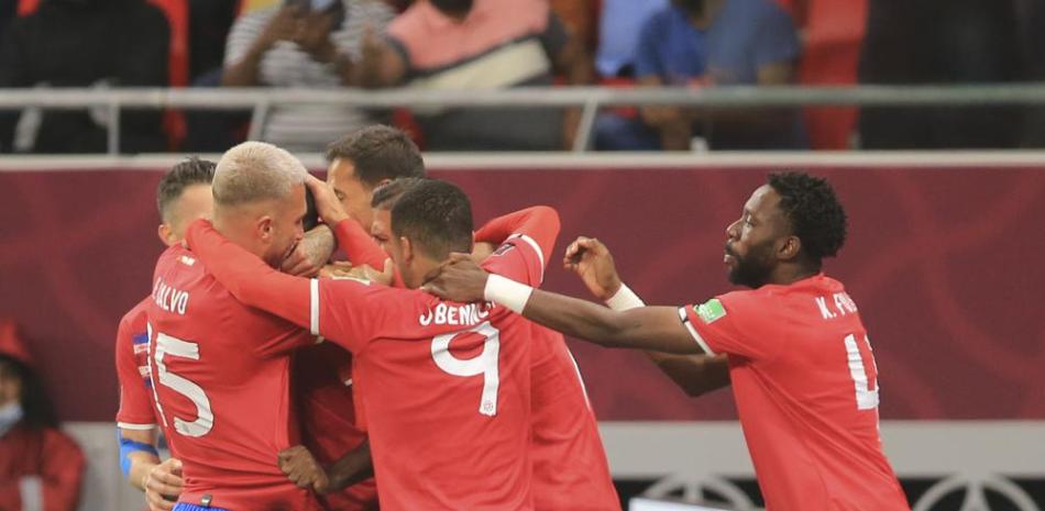 Los jugadores de Costa Rica celebran tras anotar el primer gol ante Nueva Zelanda en el repechaje para la Copa del Mundo en Al Rayyan, Qatar.