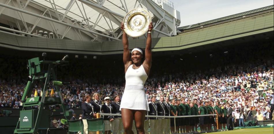 Serena Williams alza el trofeo de campeona de Wimbledon tras derrotar a Garbiñe Muguruza en la final, el 11 de julio de 2015.