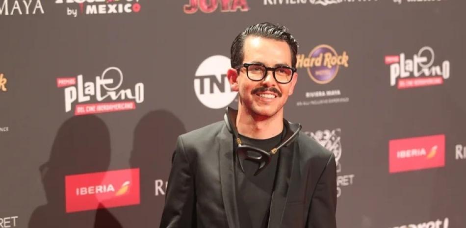 El director de cine mexicano Manolo Caro es reconocido por dirigir "La vida inmoral de la pareja ideal" y la serie de televisión "La casa de las flores", transmitida por Netflix y la miniserie "Alguien tiene que morir".