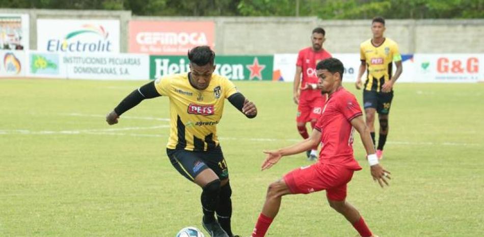El partido entre Moca FC y Jarabacoa FC fue intenso desde el inicio hasta el silbato final.