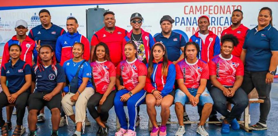 Miembros de la selección nacional de pesas que iniciaron la última base de preparación en Jarabacoa, para el Campeonato Continental de Mayores de Bogotá.