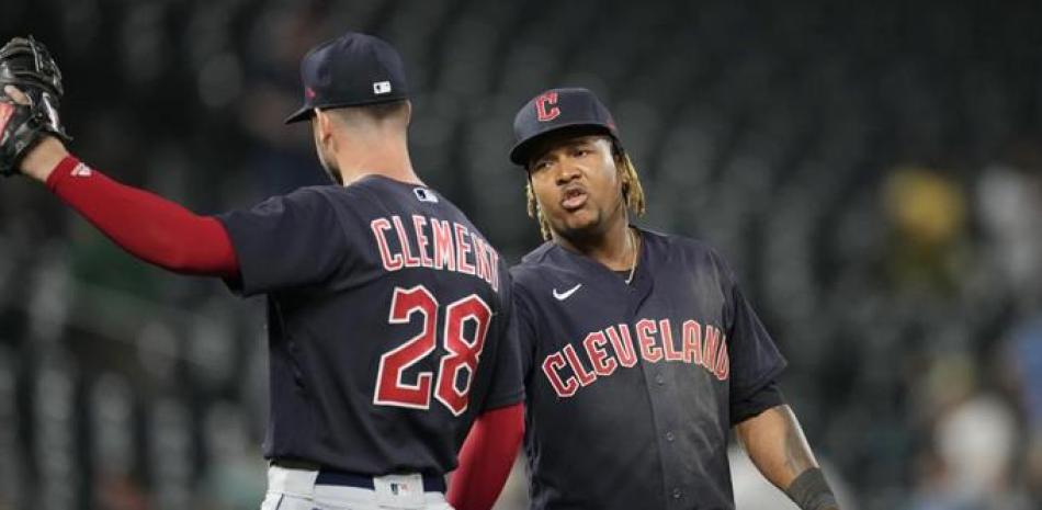 Ernie Clement y el dominicano José Ramírez, de los Indios de Cleveland, festejan el triunfo en 10 innings sobre los Rockies de Colorado.