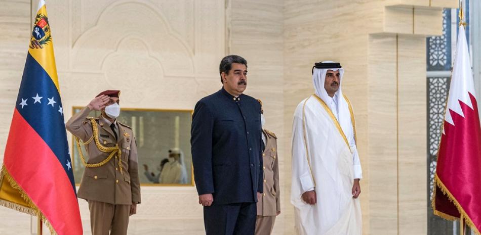 Nicolás Maduro durante su visita a Catar con el Ministro. FOTO: AFP