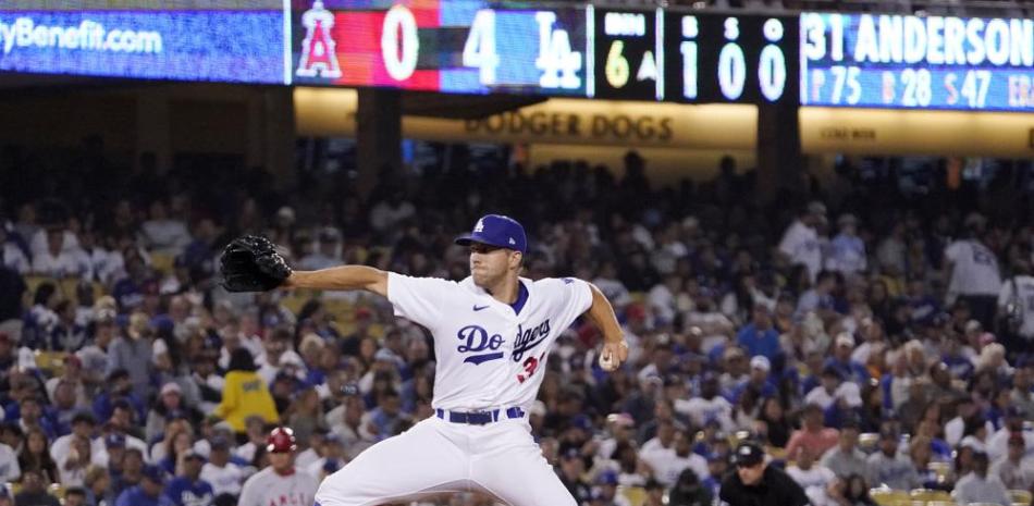 El pitcher abridor de los Dodgers de Los Ángeles Tyler Anderson lanza al plato en el sexto inning de su juego de béisbol contra los Angelinos de Los Ángeles.