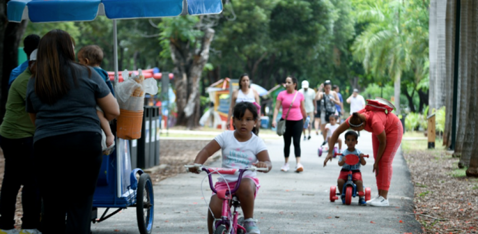 El parque Mirador Sur y el malecón de Santo Domingo, fueron lugares frecuentados ayer por familias aprovechando el asueto de Corpus Christi. JOSÉ A. MALDONADO / LD