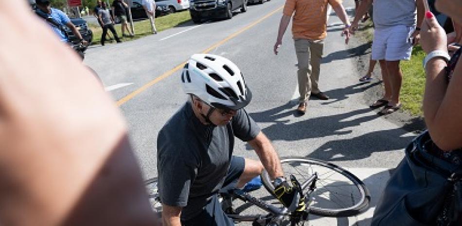 El presidente de los Estados Unidos, Joe Biden, se cae de su bicicleta cuando se acerca a los simpatizantes después de un paseo en bicicleta en el Parque Estatal Gordon's Pond en Rehoboth Beach, Delaware. Foto: AFP Forum