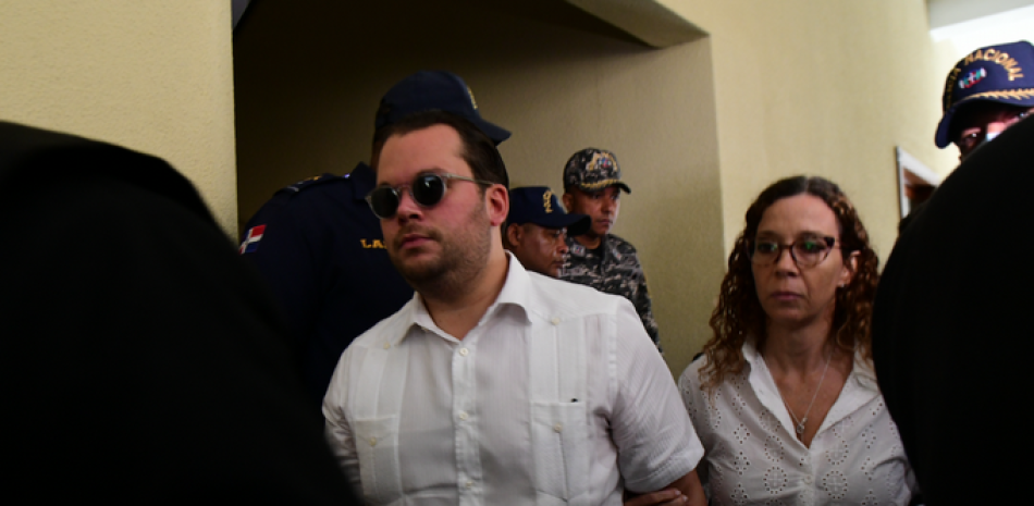 Orlando Salvador Jorge Villegas, hijo del asesinado ministro de Medio Ambiente, camina al lado de su tía, Dilia Leticia, hacia una audiencia sobre el crimen. / ARCHIVO