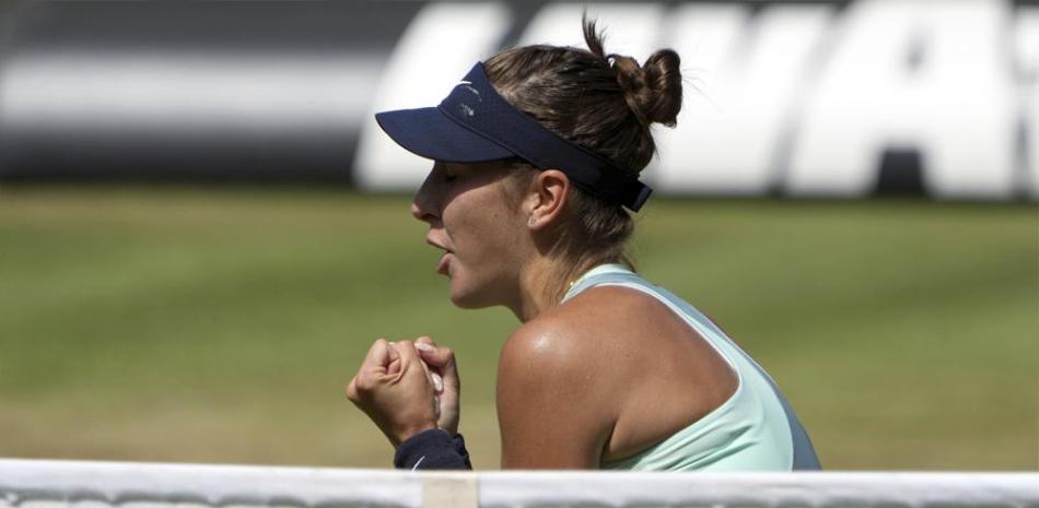 La suiza Belinda Bencic festeja su triunfo sobre la griega Maria Sakkari en las semifinales del Abierto de Berlín de la WTA.