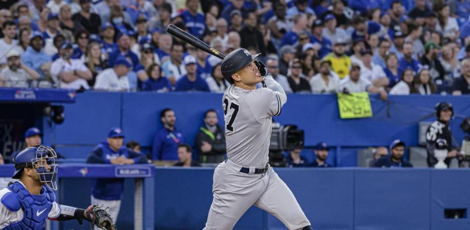 Giancarlo Stanton, de los Yanquis de Nueva York, conecta un jonrón contra los Azulejos de Toronto en la quinta entrada del partido en Toronto.